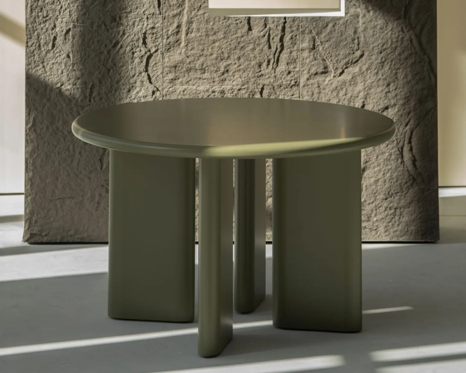 Meuble House Table de repas ronde coloris vert sauge "Odyna" 120 cm piètement sculptural Discount