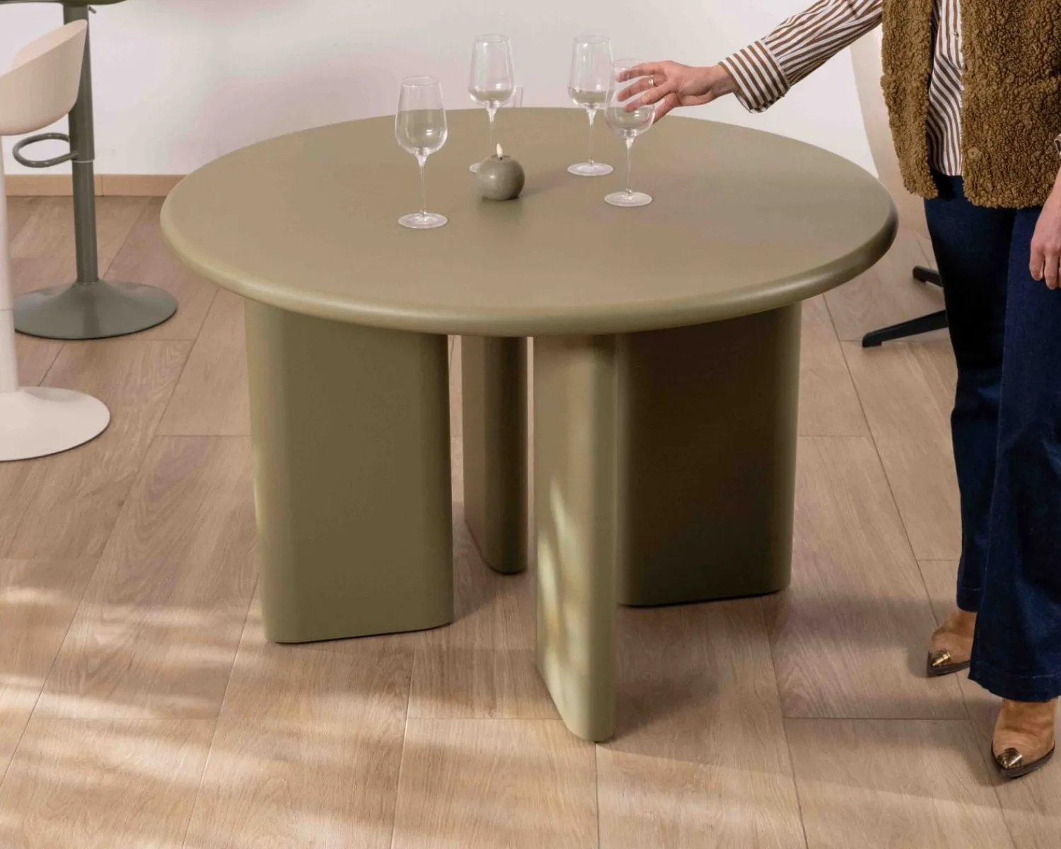 Meuble House Table de repas ronde coloris vert sauge "Odyna" 120 cm piètement sculptural Discount