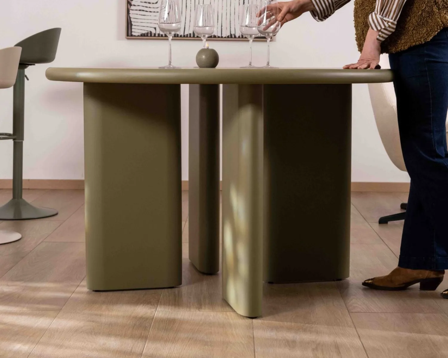 Meuble House Table de repas ronde coloris vert sauge "Odyna" 120 cm piètement sculptural Discount