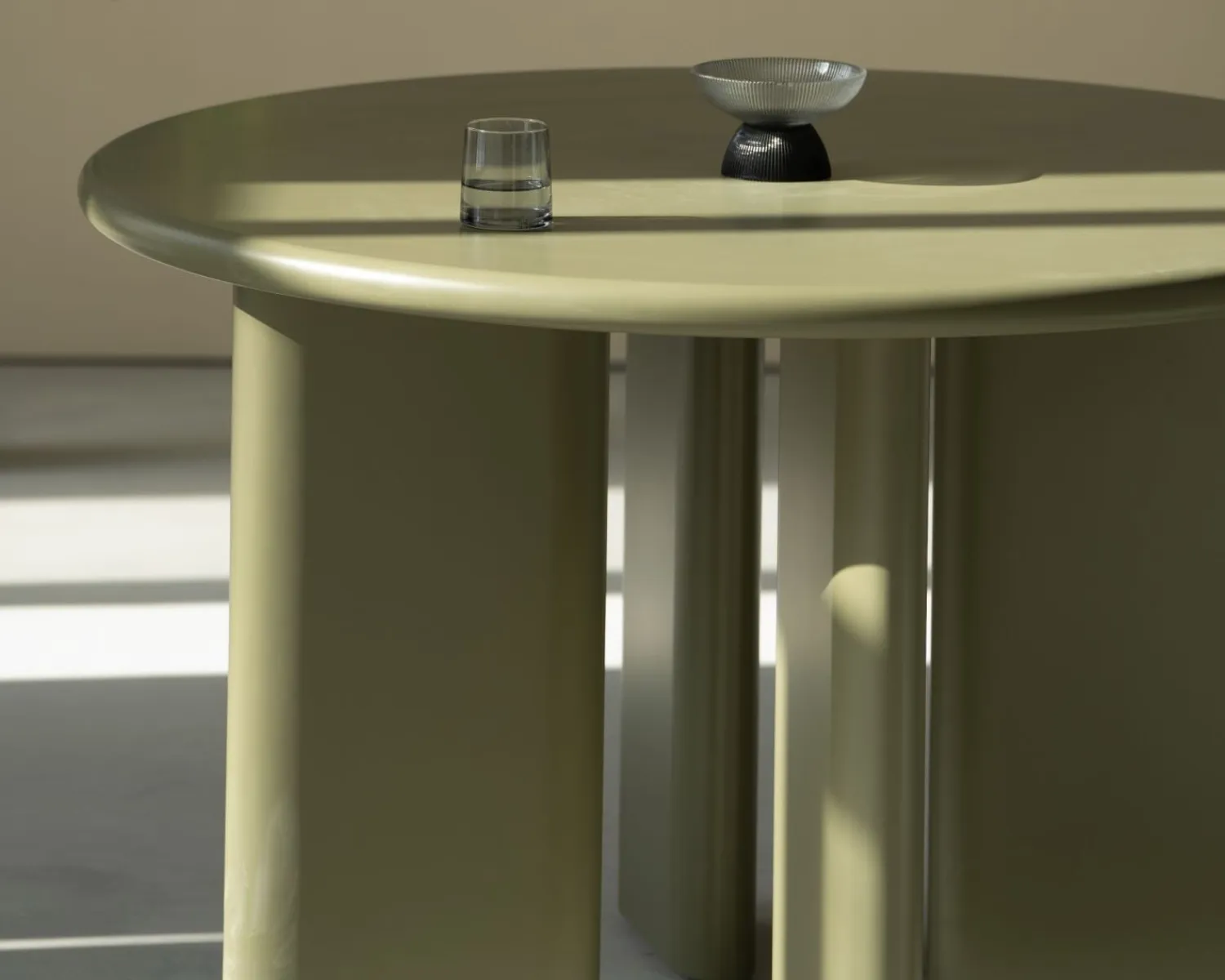 Meuble House Table de repas ronde coloris vert sauge "Odyna" 120 cm piètement sculptural Discount