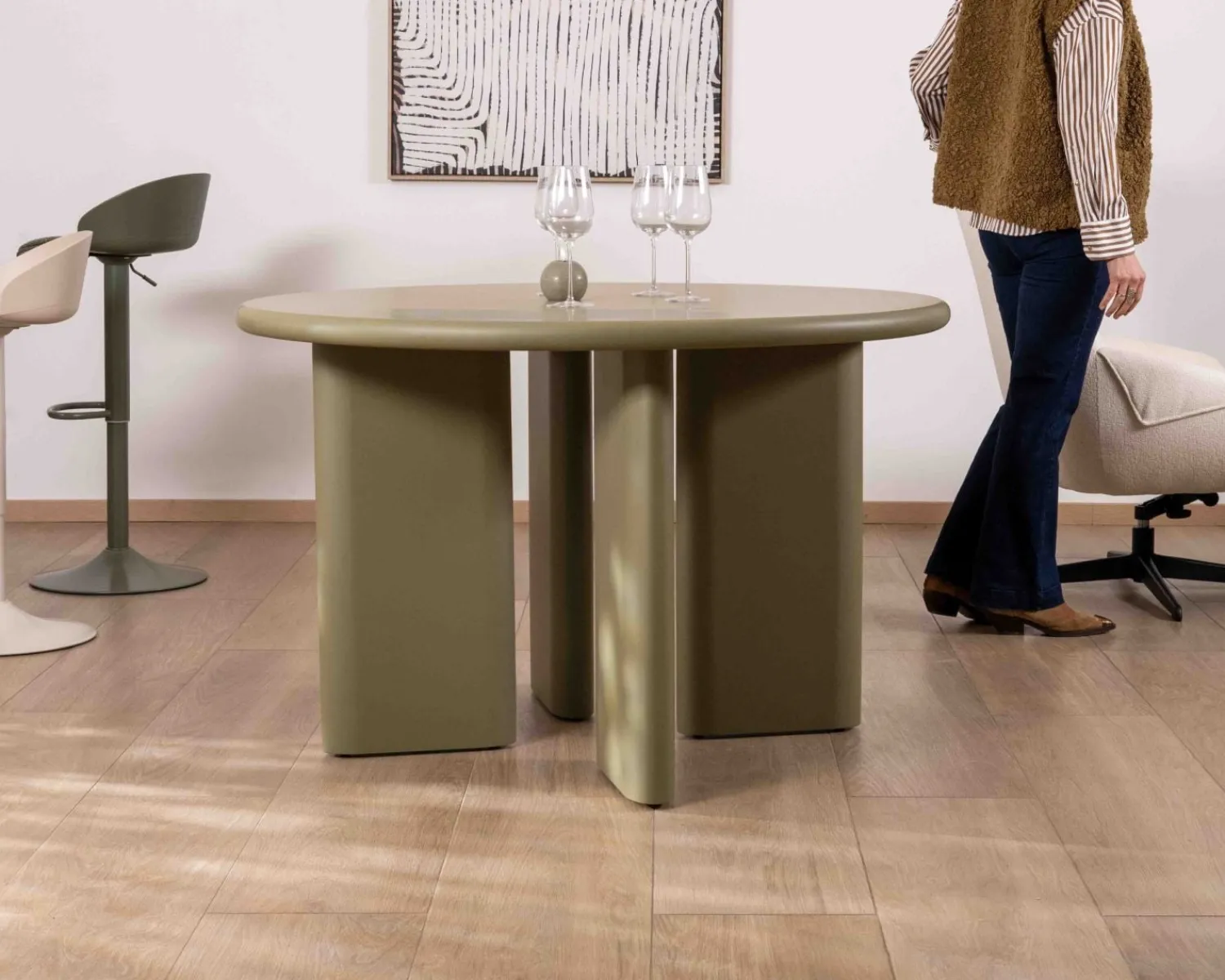 Meuble House Table de repas ronde coloris vert sauge "Odyna" 120 cm piètement sculptural Discount