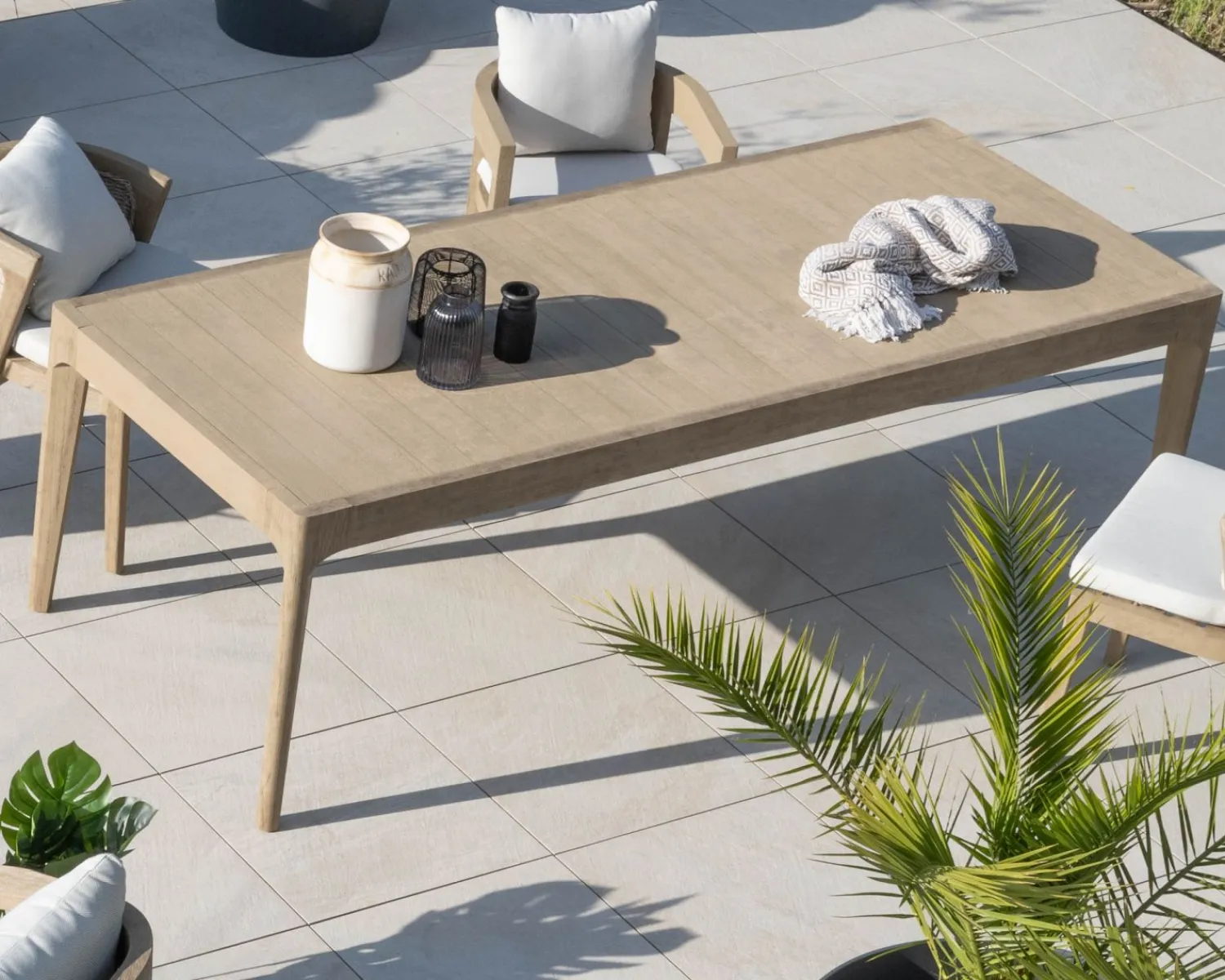 Meuble House Table de repas spécial outdoor 240cm en teck finition sablée et grisée "Vérone"