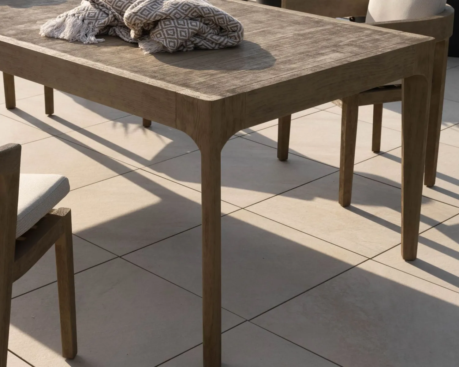 Meuble House Table de repas spécial outdoor 240cm en teck finition sablée et grisée "Vérone"