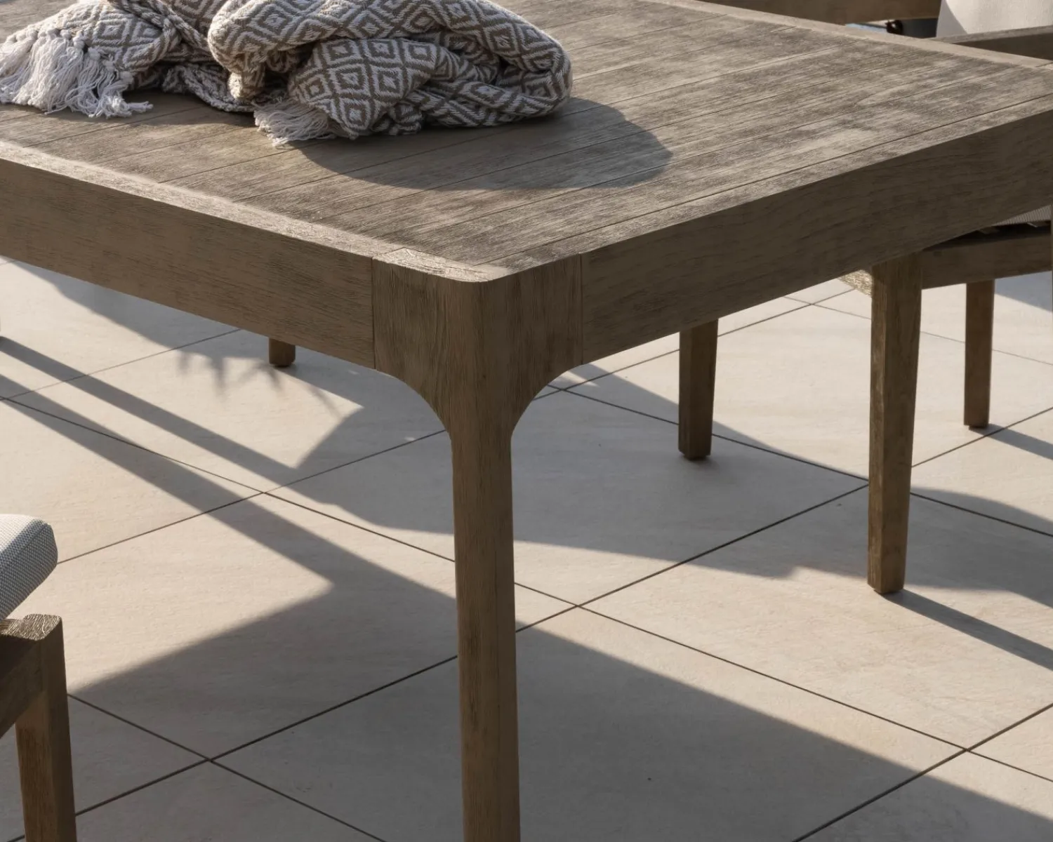 Meuble House Table de repas spécial outdoor 240cm en teck finition sablée et grisée "Vérone"