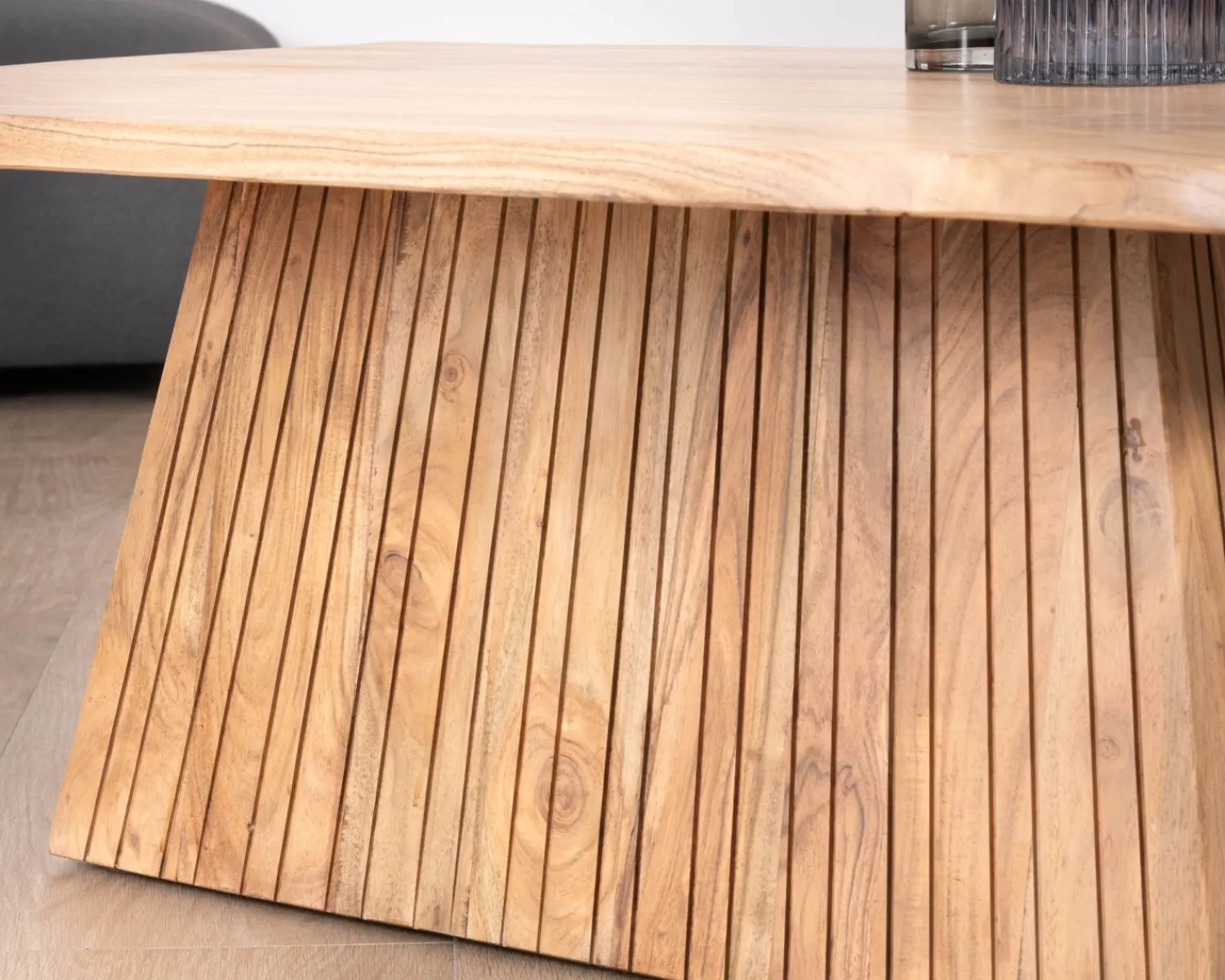 Meuble House Table de salon design "Elki" en acacia avec pied central Outlet