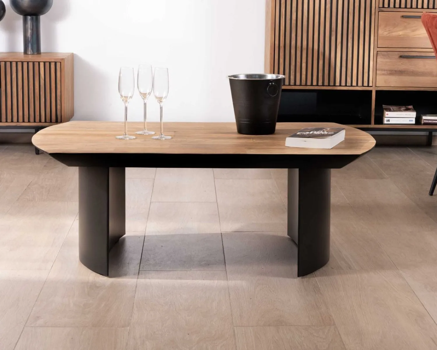 Meuble House Table de salon en teck recyclé et pieds demi sphère en métal noir "Troms" 120 cm Outlet