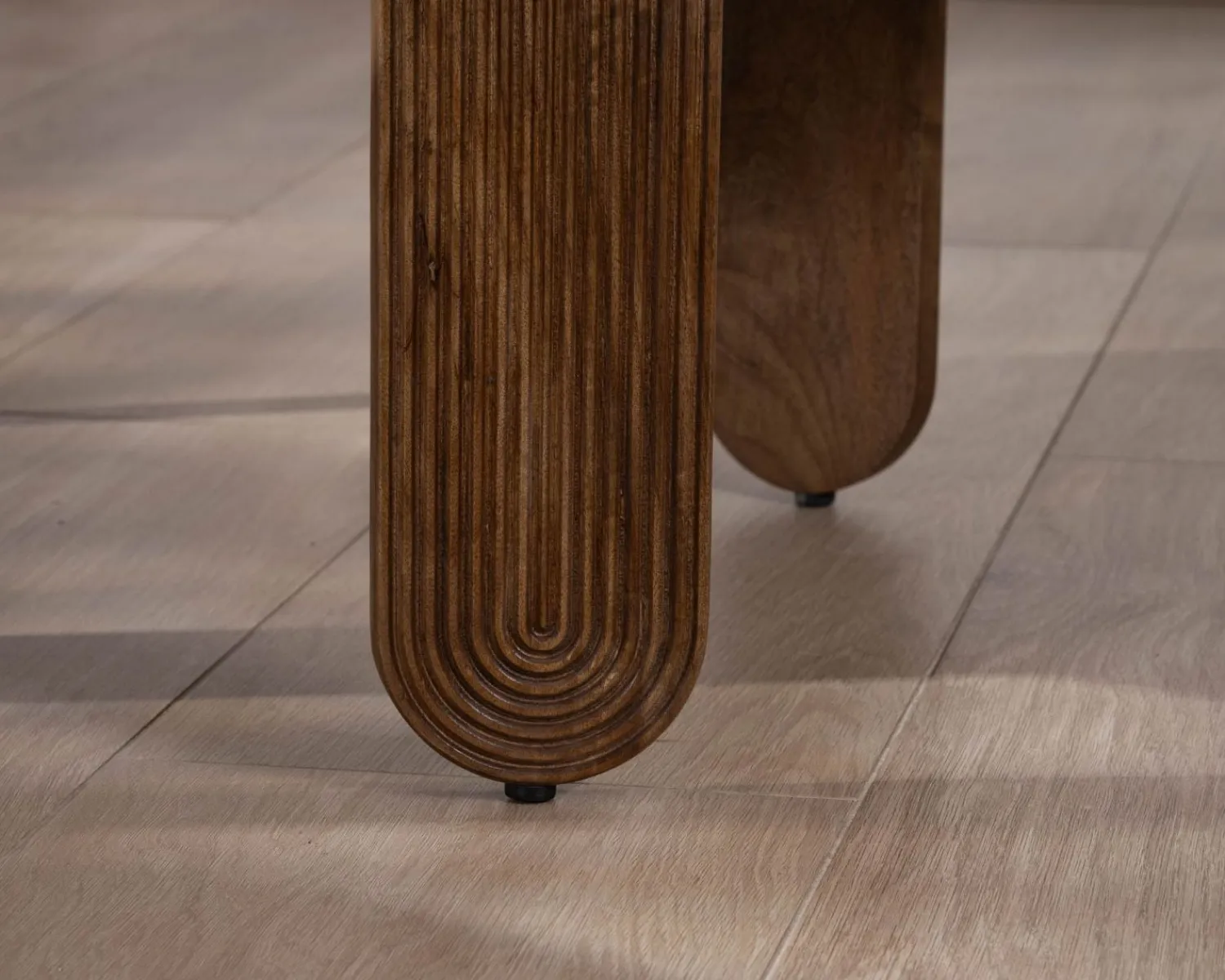 Meuble House Table de salon ovale en manguier pieds cannelés "Loopie" Sale