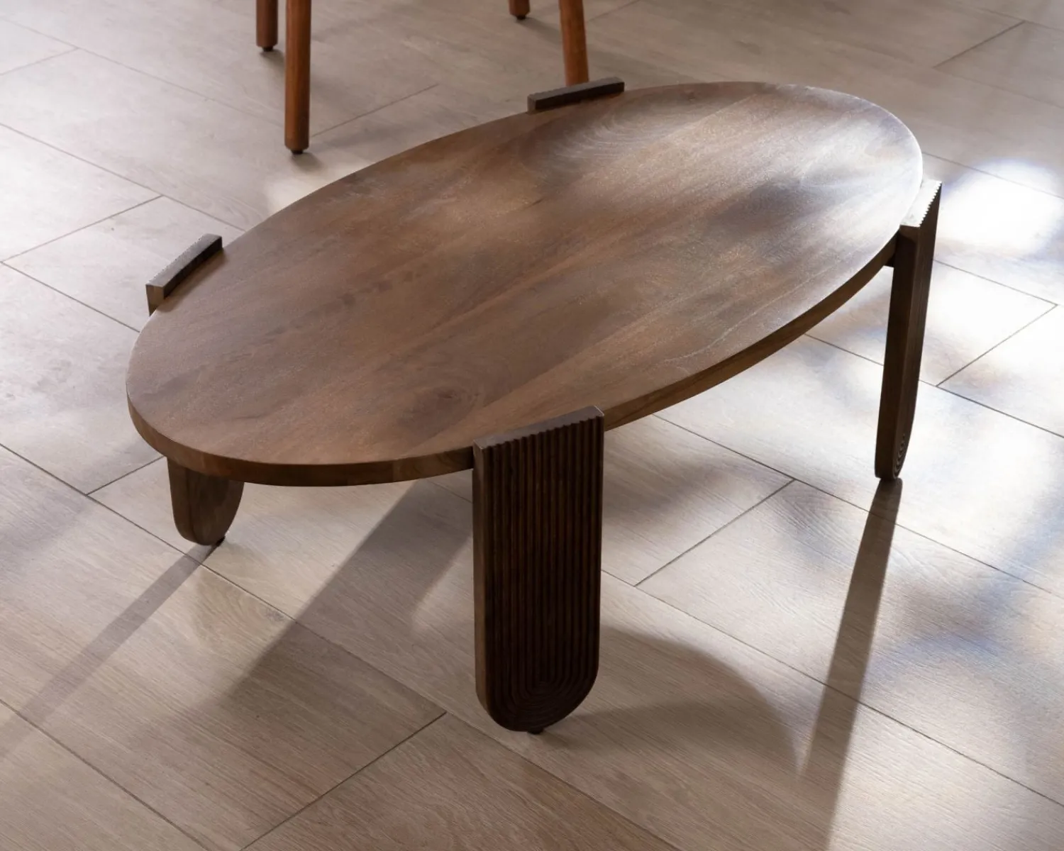 Meuble House Table de salon ovale en manguier pieds cannelés "Loopie" Sale