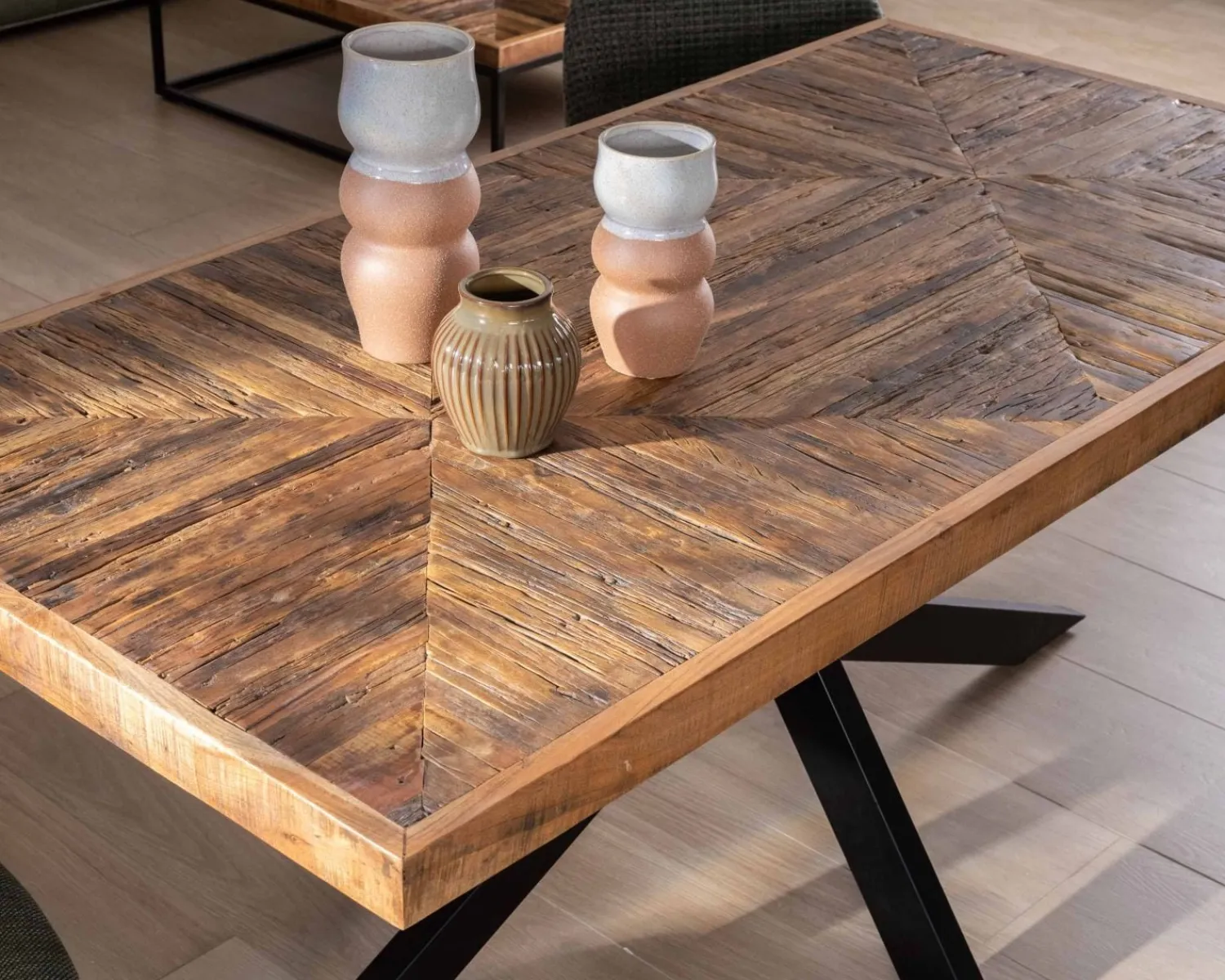 Meuble House Table rectangulaire 180cm acacia finition chevrons piètement métal mikado "Géonidum" Online