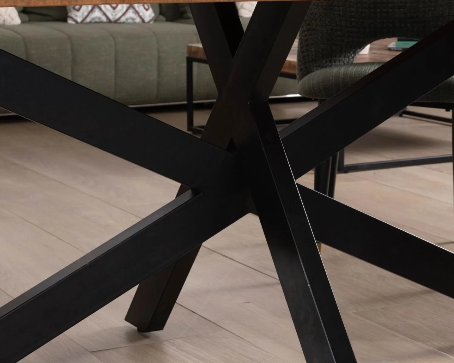 Meuble House Table rectangulaire 180cm acacia finition chevrons piètement métal mikado "Géonidum" Online
