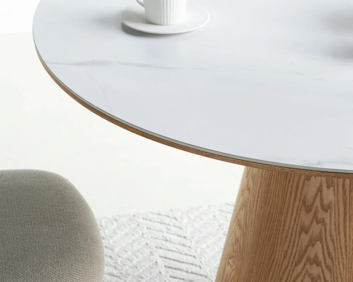 Meuble House Table ronde 120 cm plateau céramique blanc effet marbre "Oria" piètement aspect chêne Discount