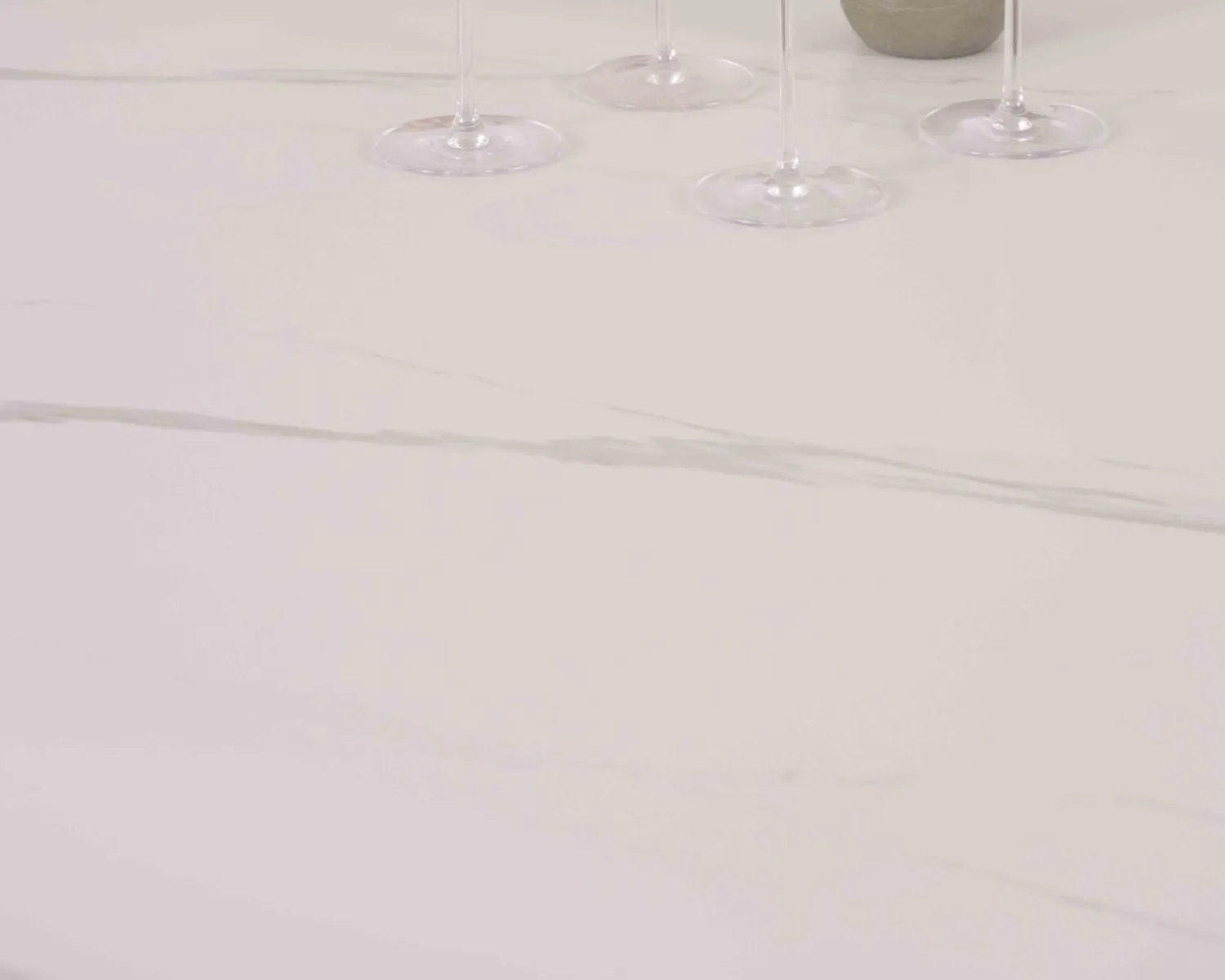 Meuble House Table ronde 120 cm plateau céramique blanc effet marbre "Oria" piètement aspect chêne Discount