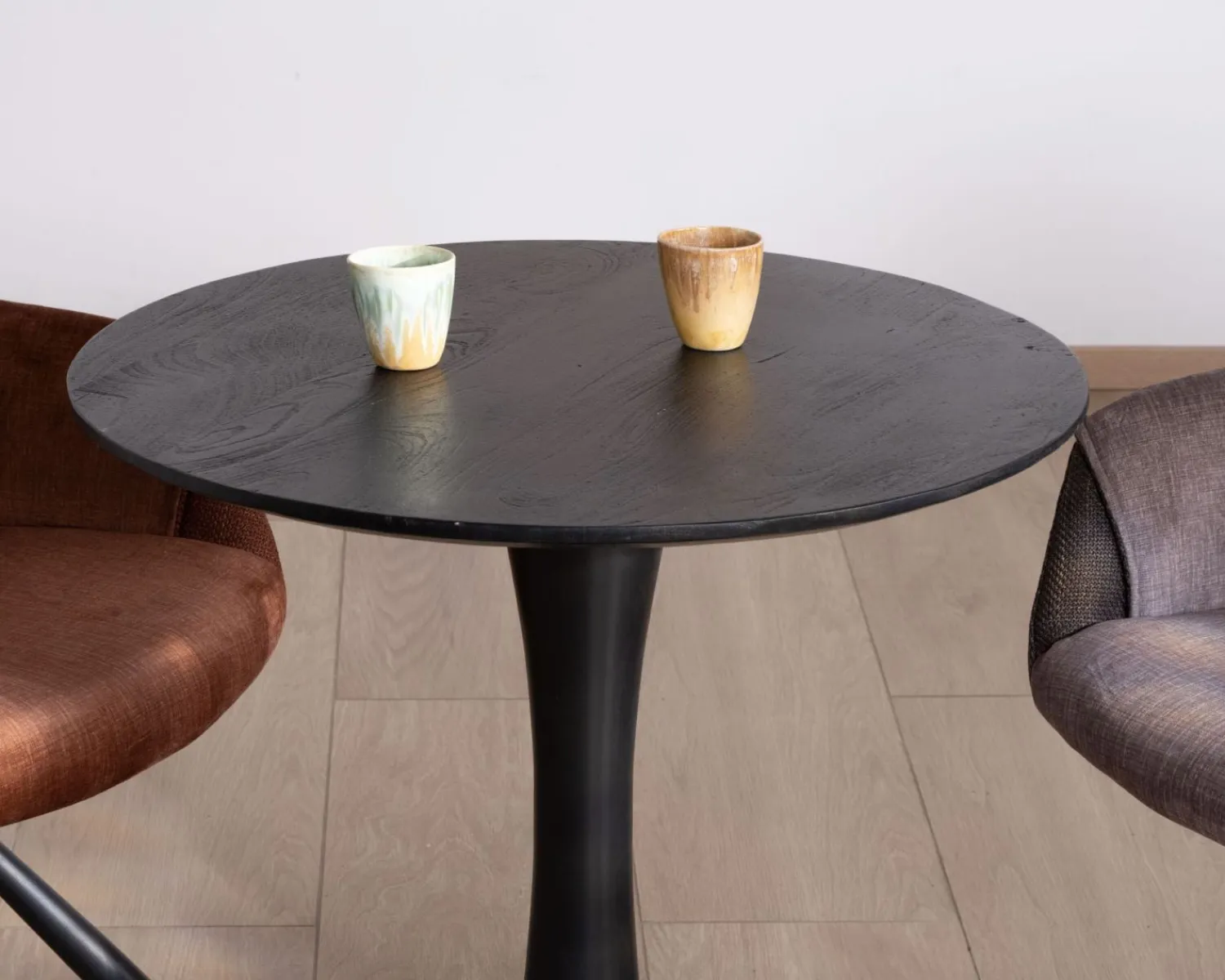Meuble House Table ronde esprit bistrot en manguier noir et pied tulipe "Piccadilly" diamètre 70 cm Discount