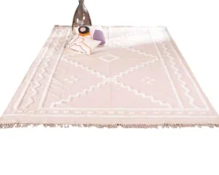 Meuble House Tapis beige tissé main et motifs brodés blancs