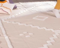 Meuble House Tapis beige tissé main et motifs brodés blancs