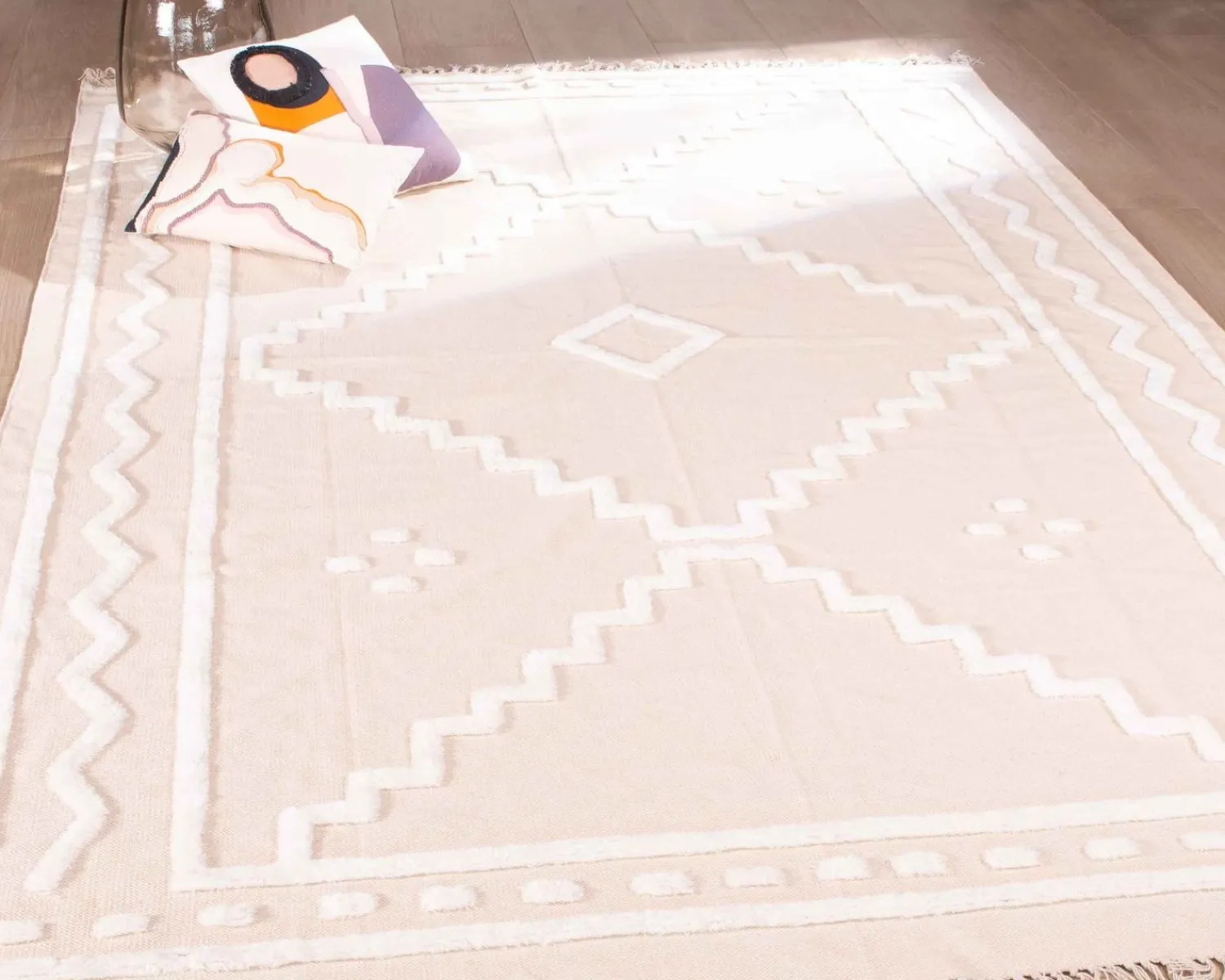 Meuble House Tapis beige tissé main et motifs brodés blancs "Matis" format 120x180cm Online
