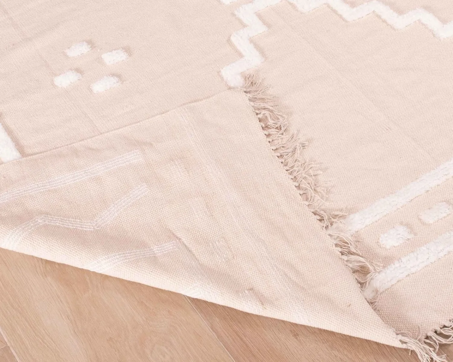Meuble House Tapis beige tissé main et motifs brodés blancs "Matis" format 120x180cm Online