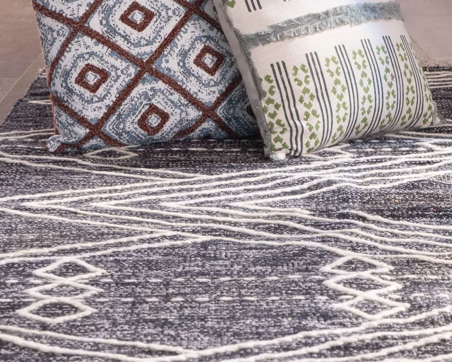 Meuble House Tapis en laine et coton noir motif ethnique "Solira" 120 x 180 cm Clearance