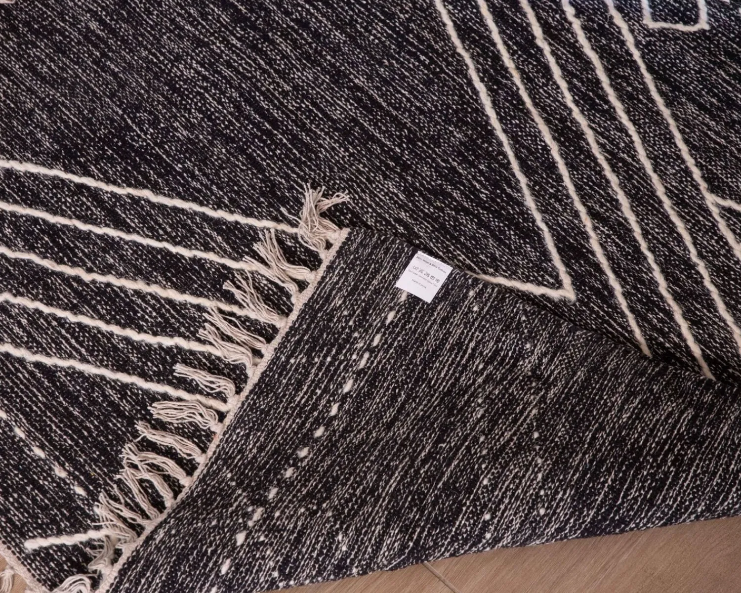 Meuble House Tapis en laine et coton noir motif ethnique "Solira" 120 x 180 cm Clearance