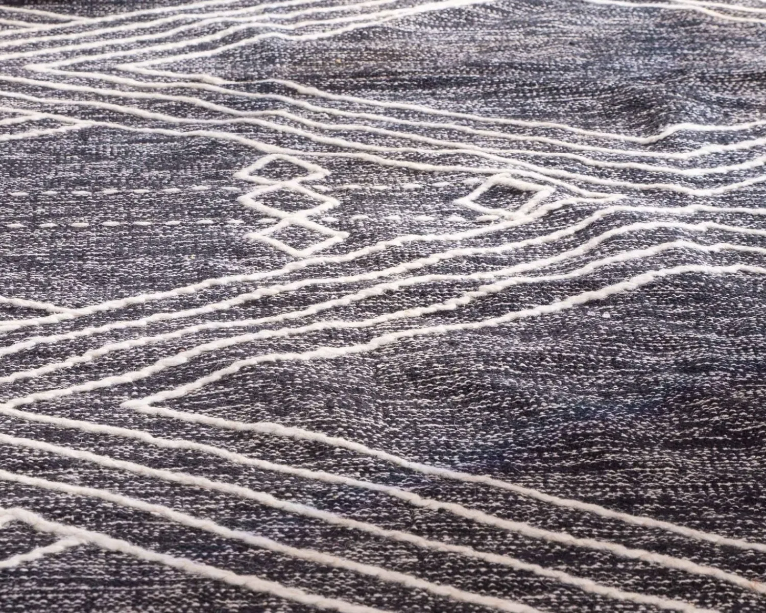 Meuble House Tapis en laine et coton noir motif ethnique "Solira" 120 x 180 cm Clearance