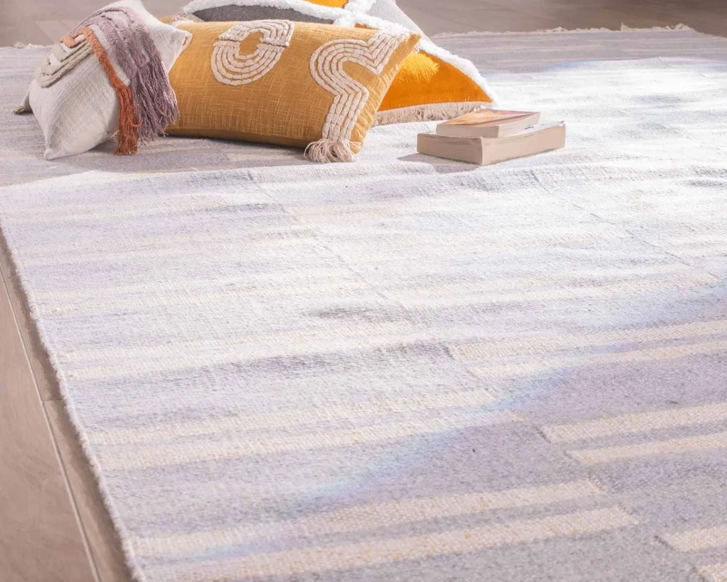 Meuble House Tapis rayé bleu clair et crème "Ethnic" dimensions 120x180 cm Best
