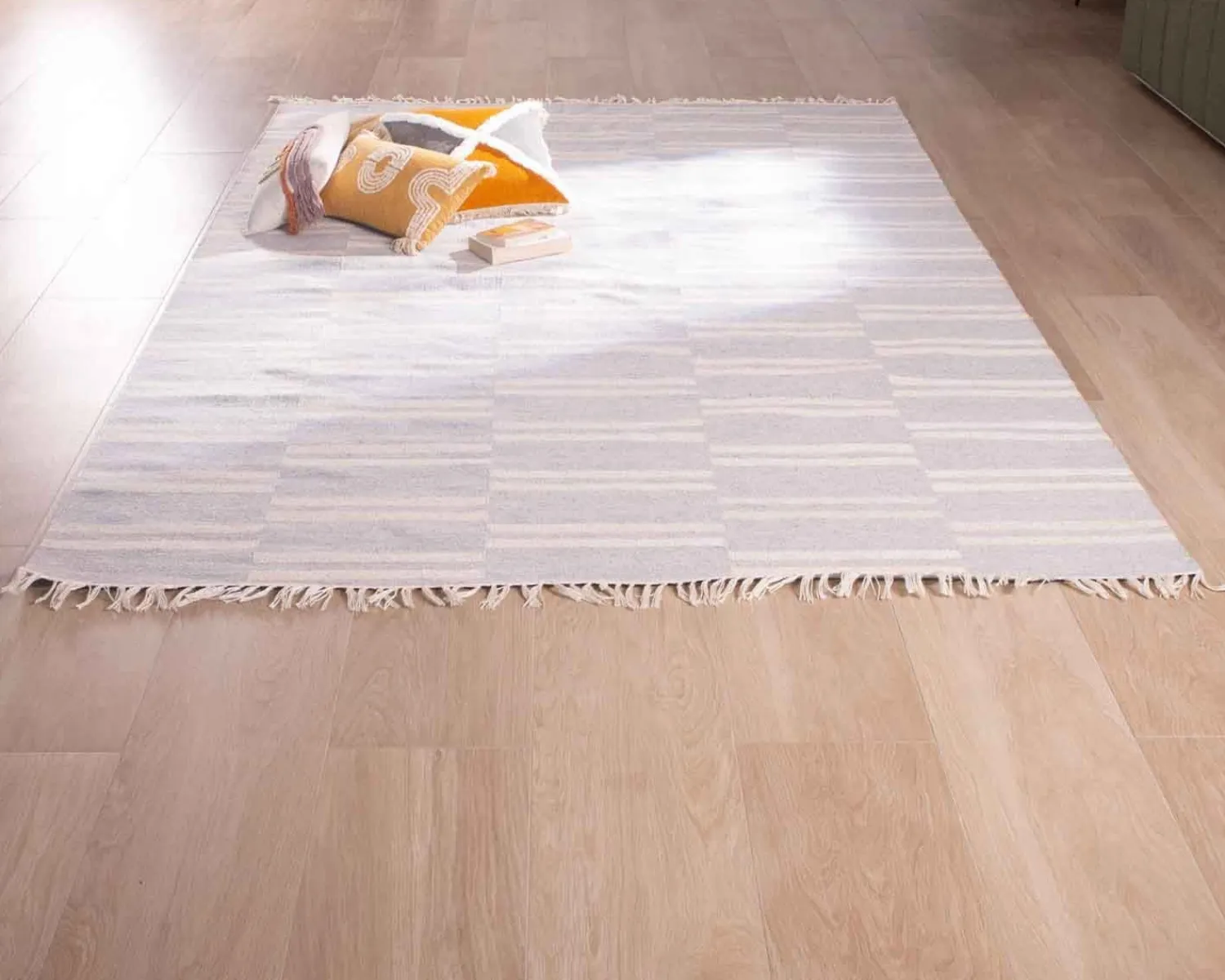 Meuble House Tapis rayé bleu clair et crème "Ethnic" dimensions 120x180 cm Best