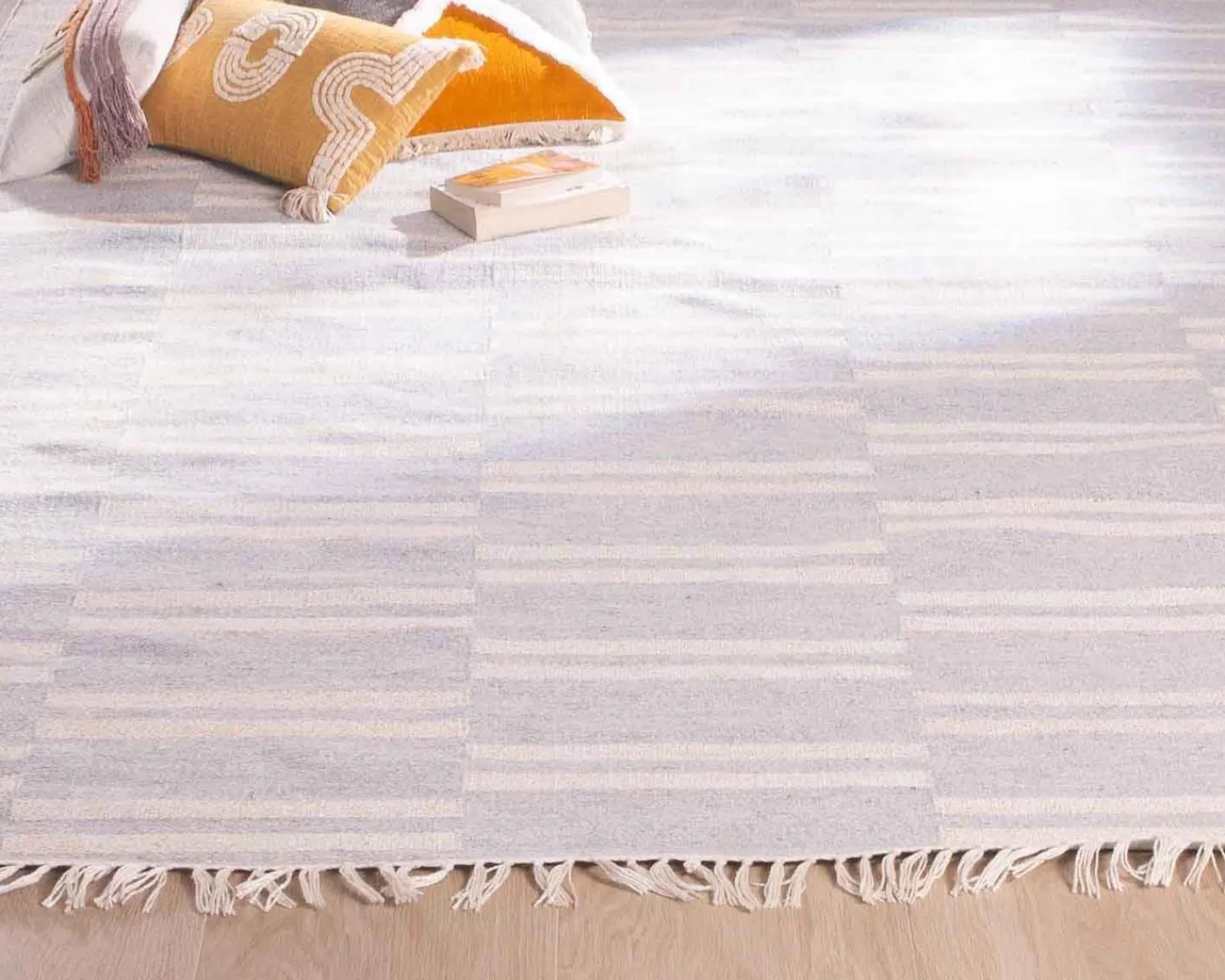 Meuble House Tapis rayé bleu clair et crème "Ethnic" dimensions 120x180 cm Best