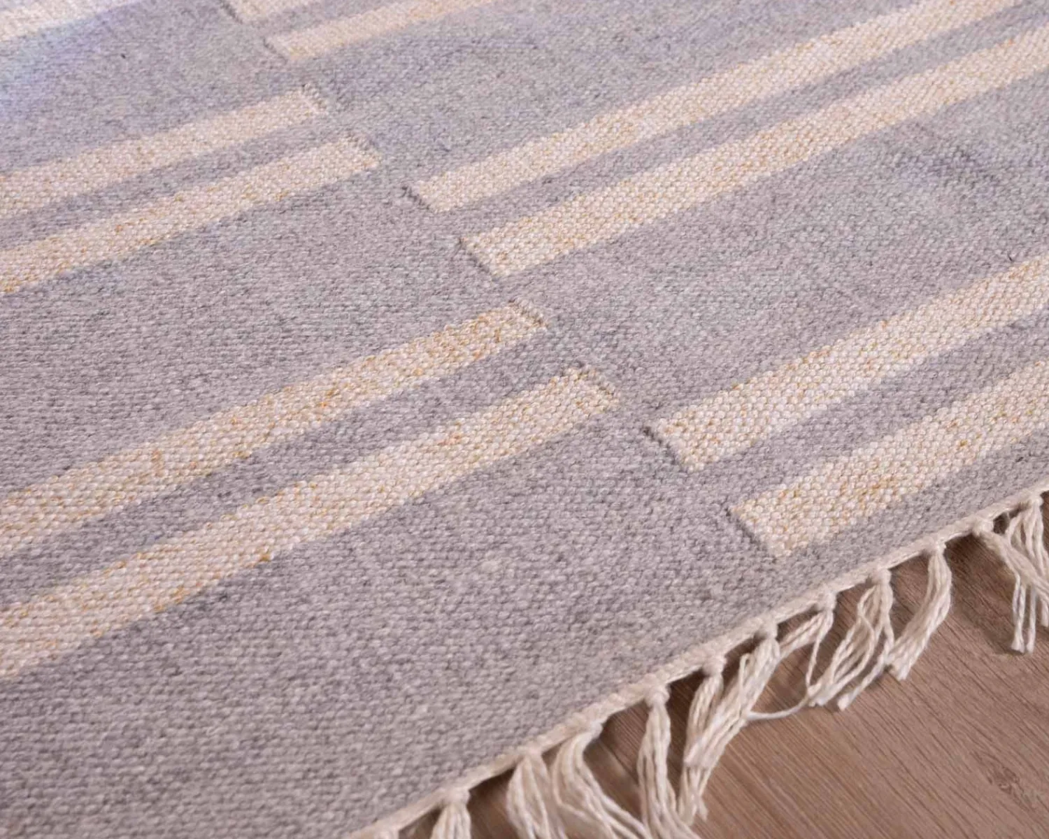 Meuble House Tapis rayé bleu clair et crème "Ethnic" dimensions 120x180 cm Best