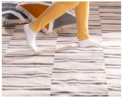 Meuble House Tapis rectangulaire blanc avec franges et rayures bleues
