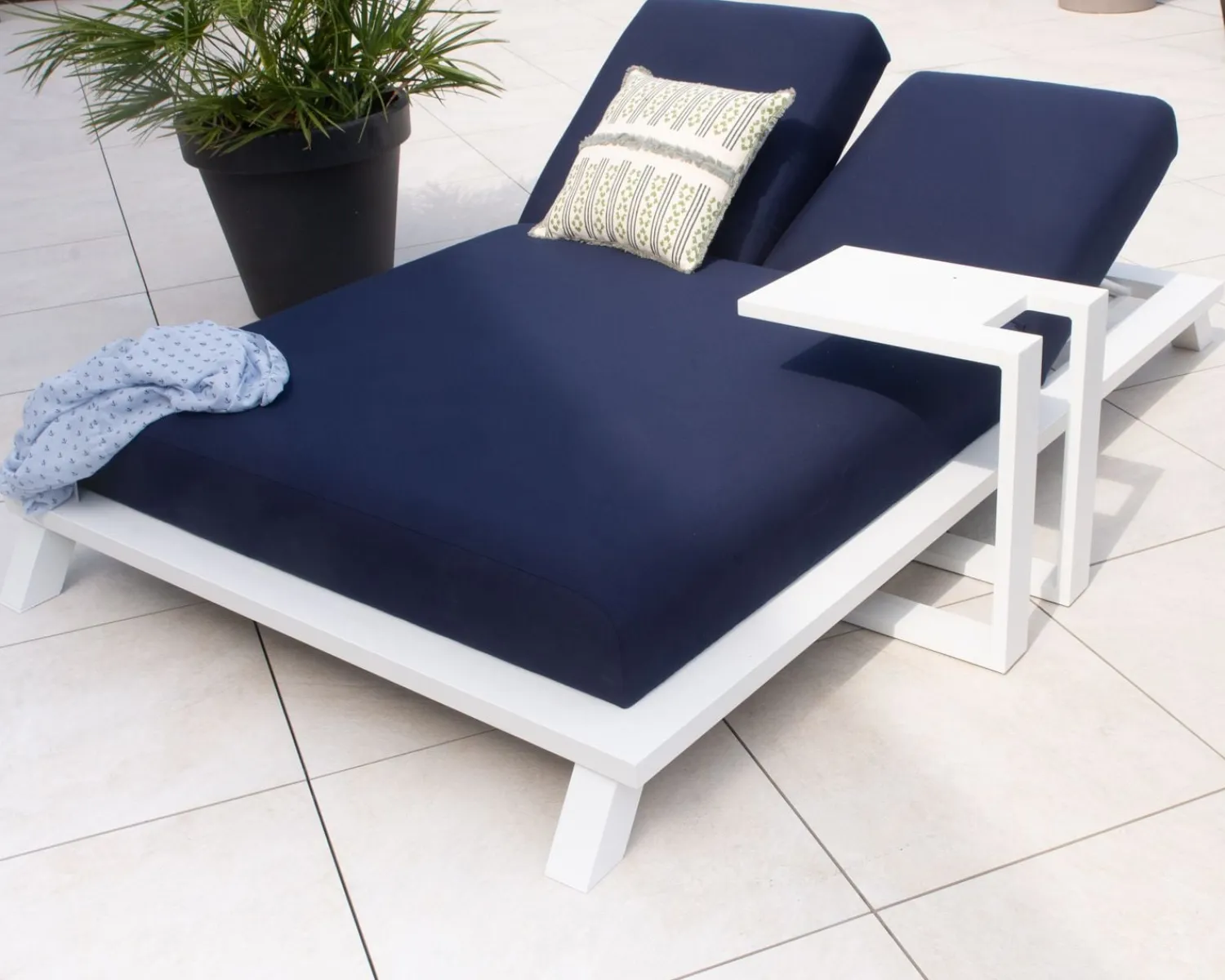 Meuble House Transat 2 places bleu et blanc haut de gamme Sunbrella "Nusa Pedina"
