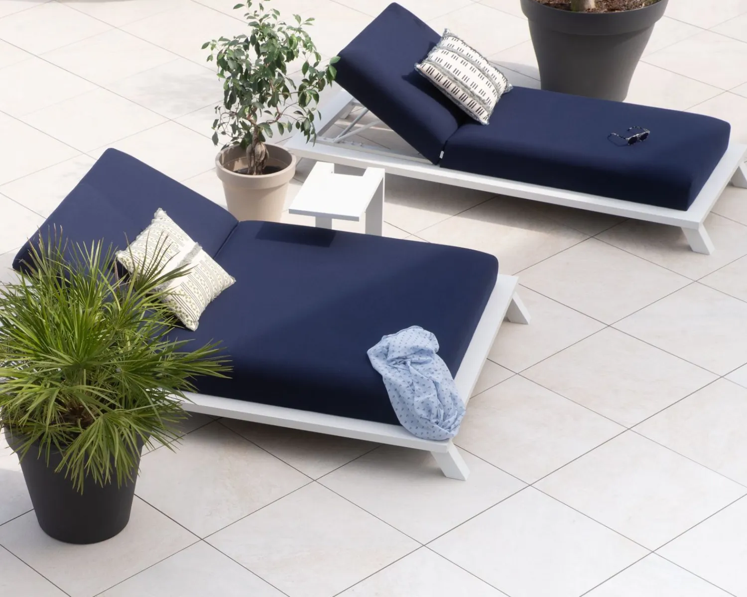 Meuble House Transat 2 places bleu et blanc haut de gamme Sunbrella "Nusa Pedina"