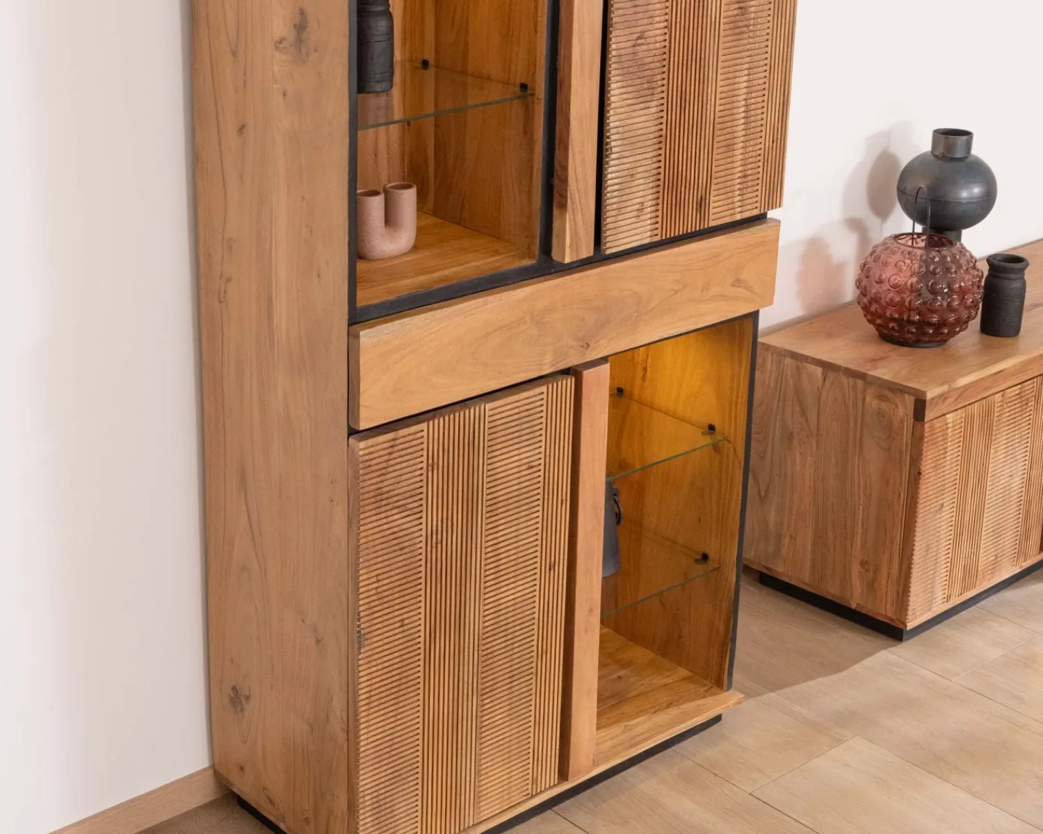 Meuble House Vaisselier contemporain acacia et liserés noirs "Lumino" niches avec étagères vitrée et éclairage LED Clearance