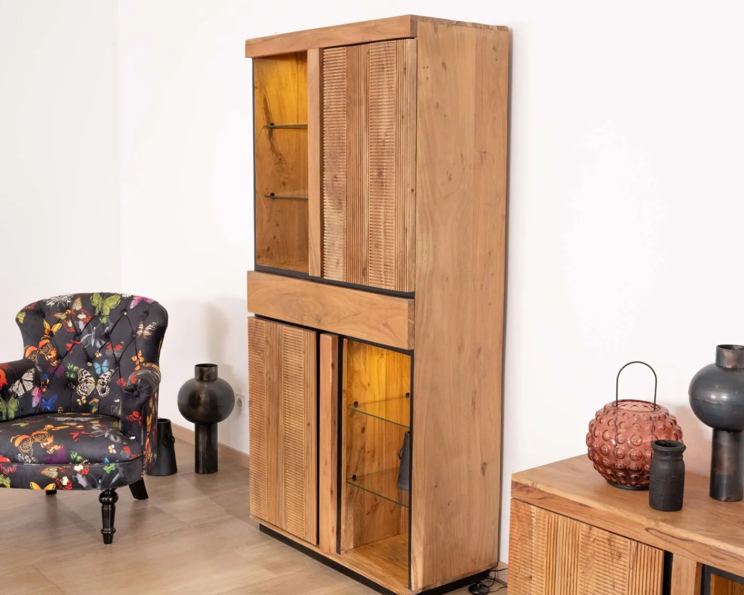 Meuble House Vaisselier contemporain acacia et liserés noirs "Lumino" niches avec étagères vitrée et éclairage LED Clearance