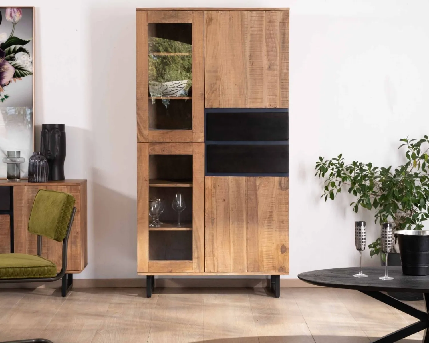 Meuble House Vaisselier contemporain en acacia avec portes vitrées et tiroirs noirs "Bennett" Sale